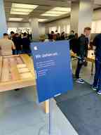 Im 2015 eröffneten Apple Store an der Bahnhofstrasse 77 wird auf den kommenden Umzug hingewiesen (Bild: macprime)